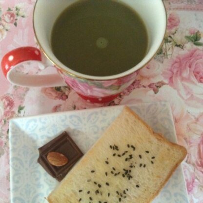 私の朝食はこちらです♡
食パンに胡麻を振って、珈琲には板チョコとアーモンドを入れてみました♡優雅な気分になれて大満足の朝でした♡ごち様〜(^-^)/